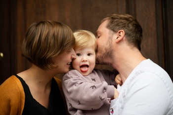 Plaatstekort in het Brussels onderwijs: baby Ward en zijn ouders
